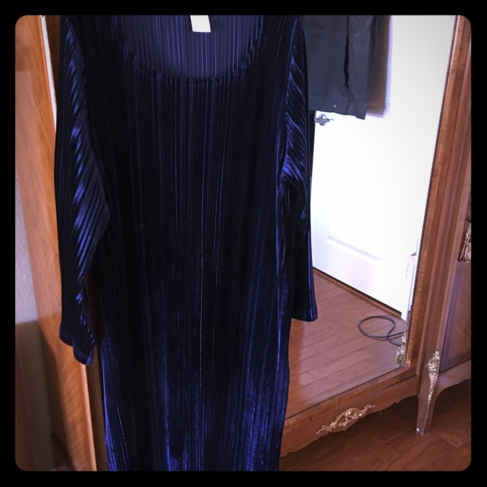Vintage blue velvet long sleeved dress
